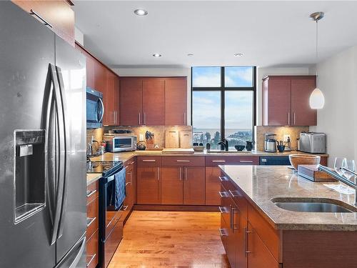 407-847 Dunsmuir Rd, Esquimalt, BC - Indoor Photo Showing Kitchen With Upgraded Kitchen