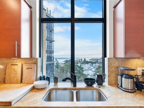 407-847 Dunsmuir Rd, Esquimalt, BC - Indoor Photo Showing Kitchen With Double Sink