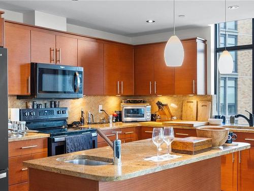 407-847 Dunsmuir Rd, Esquimalt, BC - Indoor Photo Showing Kitchen With Double Sink With Upgraded Kitchen