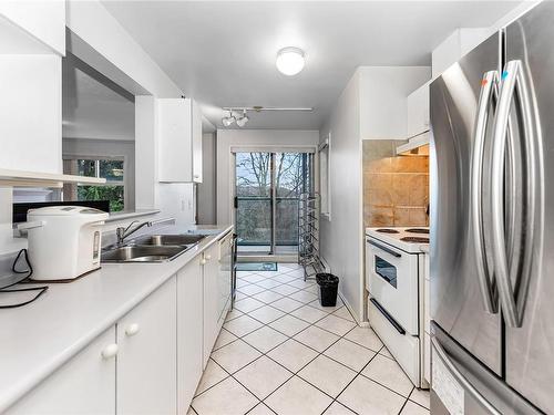 309-898 Vernon Ave, Saanich, BC - Indoor Photo Showing Kitchen With Double Sink