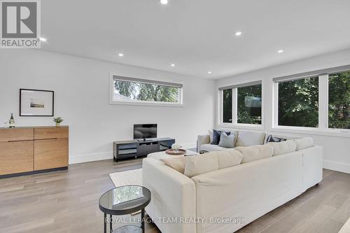 485 Hartleigh Avenue, Ottawa, ON - Indoor Photo Showing Living Room