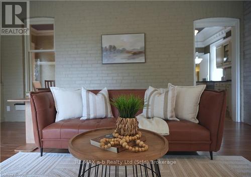 310 Northumberland Street, North Dumfries, ON - Indoor Photo Showing Living Room