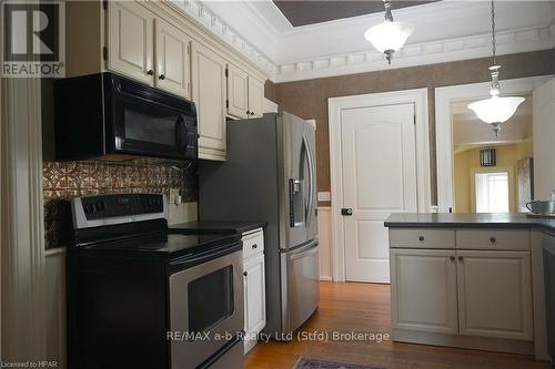 310 Northumberland Street, North Dumfries, ON - Indoor Photo Showing Kitchen