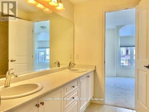 15 Goldeneye Drive, East Gwillimbury, ON - Indoor Photo Showing Bathroom