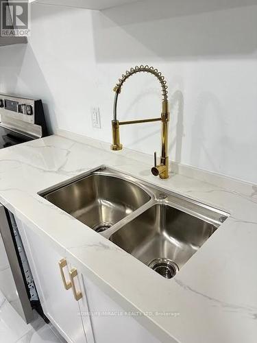 642 Peter Rupert Avenue, Vaughan, ON - Indoor Photo Showing Kitchen With Double Sink