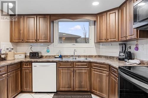 524 Jarvis, Windsor, ON - Indoor Photo Showing Kitchen With Double Sink