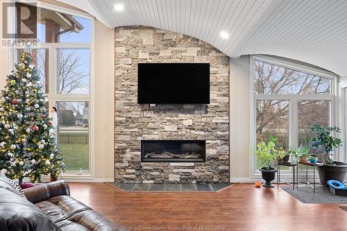 524 Jarvis, Windsor, ON - Indoor Photo Showing Living Room With Fireplace