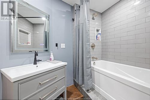 524 Jarvis, Windsor, ON - Indoor Photo Showing Bathroom