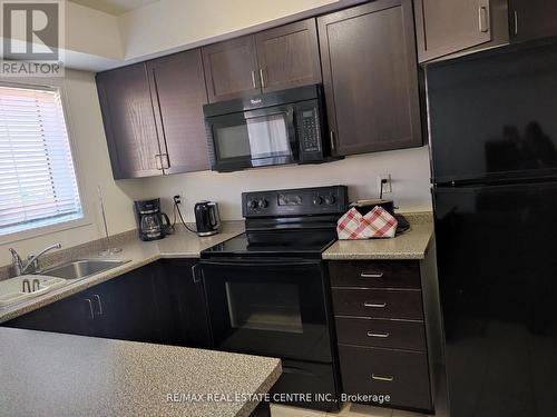 09 - 47 Hays Boulevard, Oakville, ON - Indoor Photo Showing Kitchen With Double Sink