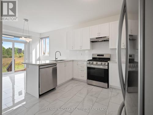 1478 Marina Drive, Fort Erie (334 - Crescent Park), ON - Indoor Photo Showing Kitchen