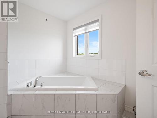 1478 Marina Drive, Fort Erie (334 - Crescent Park), ON - Indoor Photo Showing Bathroom