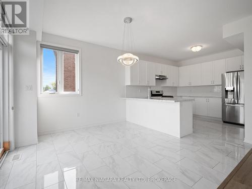 1478 Marina Drive, Fort Erie (334 - Crescent Park), ON - Indoor Photo Showing Kitchen