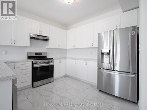 1478 Marina Drive, Fort Erie (334 - Crescent Park), ON - Indoor Photo Showing Kitchen