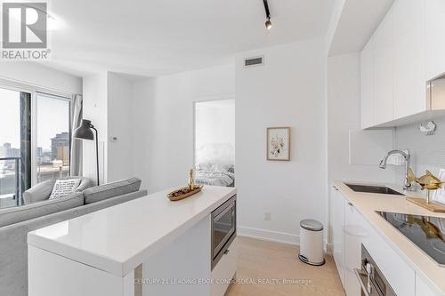 2707 - 7 Greenville Street, Toronto, ON - Indoor Photo Showing Kitchen