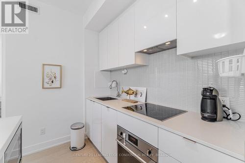 2707 - 7 Greenville Street, Toronto, ON - Indoor Photo Showing Kitchen