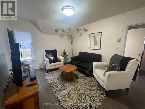 209 Murray Street, Chatham-Kent, ON - Indoor Photo Showing Living Room