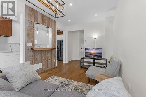 9 Bruton Street N, Thorold (557 - Thorold Downtown), ON - Indoor Photo Showing Living Room