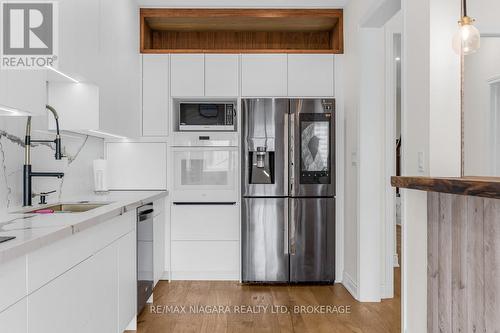 9 Bruton Street N, Thorold (557 - Thorold Downtown), ON - Indoor Photo Showing Kitchen