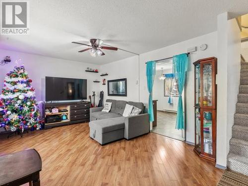 2-96 Lewes Boulevard, Whitehorse, YT - Indoor Photo Showing Living Room