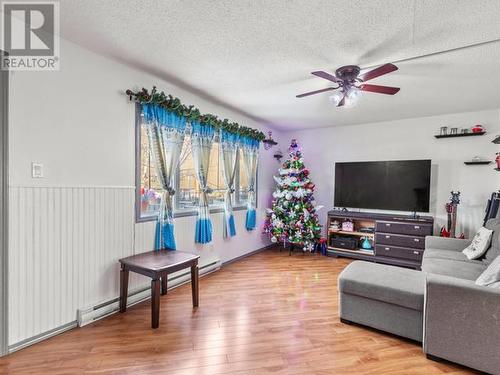 2-96 Lewes Boulevard, Whitehorse, YT - Indoor Photo Showing Living Room