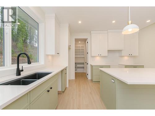 Stunning Kitchen with Quartz Counter Tops - 2504 Fox Glen Way Lot# 11, Blind Bay, BC - Indoor Photo Showing Kitchen With Double Sink With Upgraded Kitchen