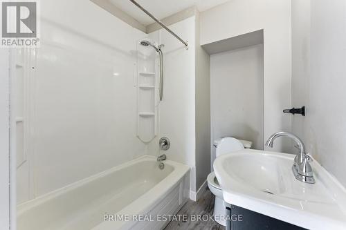 1 - 338 Hamilton Road, London, ON - Indoor Photo Showing Bathroom