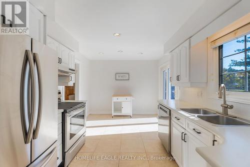 215 Valley View Drive, Innisfil, ON - Indoor Photo Showing Kitchen With Double Sink With Upgraded Kitchen