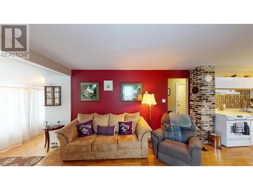 328 2Nd Avenue S, Cranbrook, BC - Indoor Photo Showing Living Room