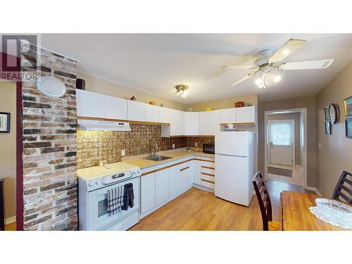 328 2Nd Avenue S, Cranbrook, BC - Indoor Photo Showing Kitchen