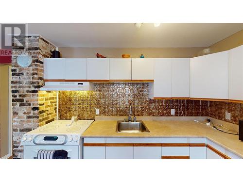 328 2Nd Avenue S, Cranbrook, BC - Indoor Photo Showing Kitchen