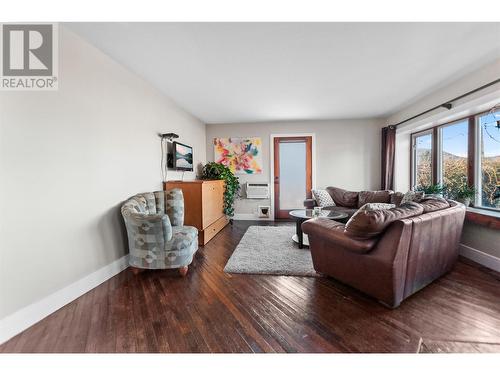 74 Preston Avenue, Penticton, BC - Indoor Photo Showing Living Room