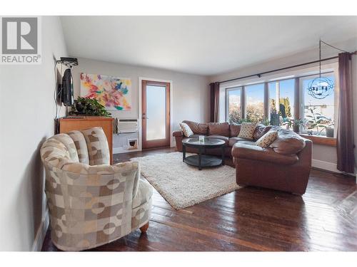 74 Preston Avenue, Penticton, BC - Indoor Photo Showing Living Room