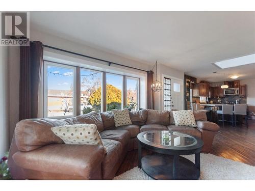 74 Preston Avenue, Penticton, BC - Indoor Photo Showing Living Room