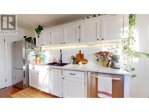 2008 2Nd  S Street Unit# 1, Cranbrook, BC - Indoor Photo Showing Kitchen With Double Sink