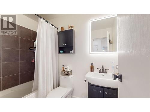 2008 2Nd  S Street Unit# 1, Cranbrook, BC - Indoor Photo Showing Bathroom