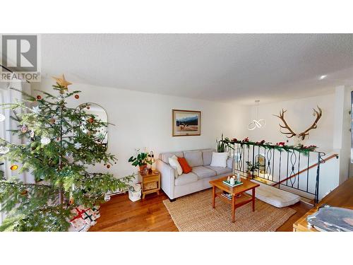 2008 2Nd  S Street Unit# 1, Cranbrook, BC - Indoor Photo Showing Living Room