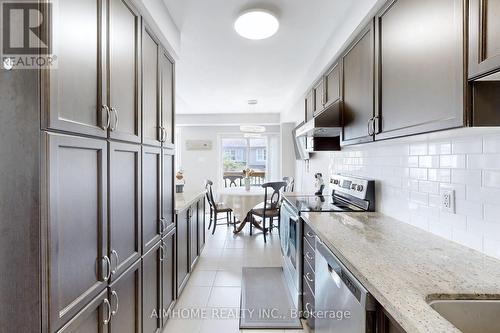 35 Edwin Pearson Street, Aurora, ON - Indoor Photo Showing Kitchen With Upgraded Kitchen