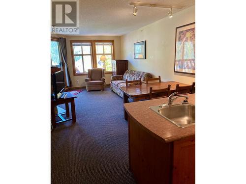 2050 Summit Drive Unit# 306, Panorama, BC - Indoor Photo Showing Living Room