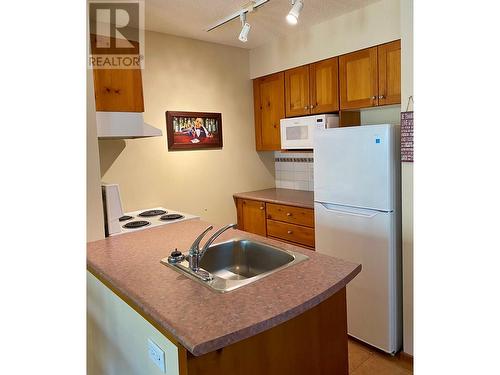 2050 Summit Drive Unit# 306, Panorama, BC - Indoor Photo Showing Kitchen