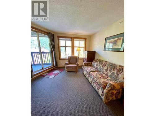 2050 Summit Drive Unit# 306, Panorama, BC - Indoor Photo Showing Living Room