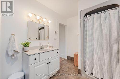 147 Fisher Mills Road, Cambridge, ON - Indoor Photo Showing Bathroom