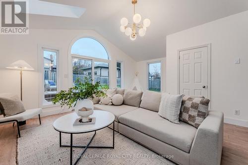 147 Fisher Mills Road, Cambridge, ON - Indoor Photo Showing Living Room