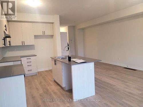 300 Okanagan Path, Oshawa, ON - Indoor Photo Showing Kitchen