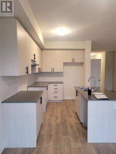 300 Okanagan Path, Oshawa, ON - Indoor Photo Showing Kitchen