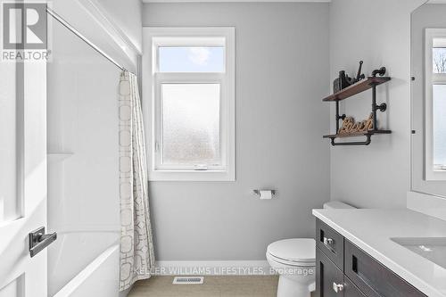 4657 Lakeside Street, Plympton-Wyoming (Plympton Wyoming), ON - Indoor Photo Showing Bathroom