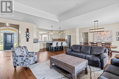 4657 Lakeside Street, Plympton-Wyoming (Plympton Wyoming), ON - Indoor Photo Showing Living Room