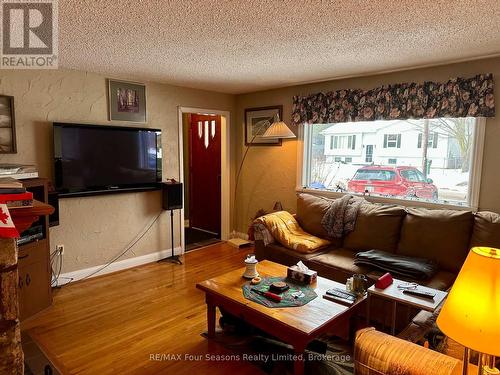 210 Saunders Street, Clearview (Stayner), ON - Indoor Photo Showing Living Room