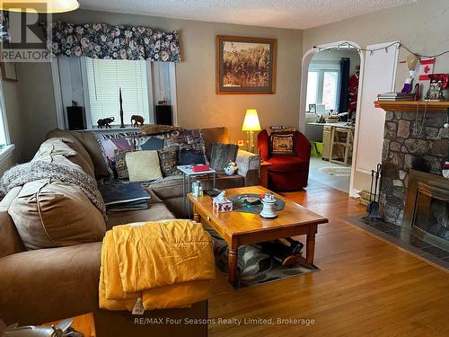 210 Saunders Street, Clearview (Stayner), ON - Indoor Photo Showing Living Room With Fireplace