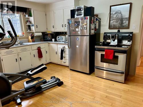 210 Saunders Street, Clearview (Stayner), ON - Indoor Photo Showing Kitchen