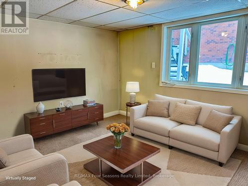 210 Saunders Street, Clearview (Stayner), ON - Indoor Photo Showing Living Room